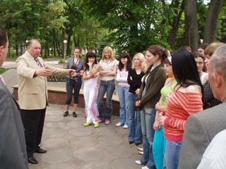 Виктор Иванович и студенты у фонтана